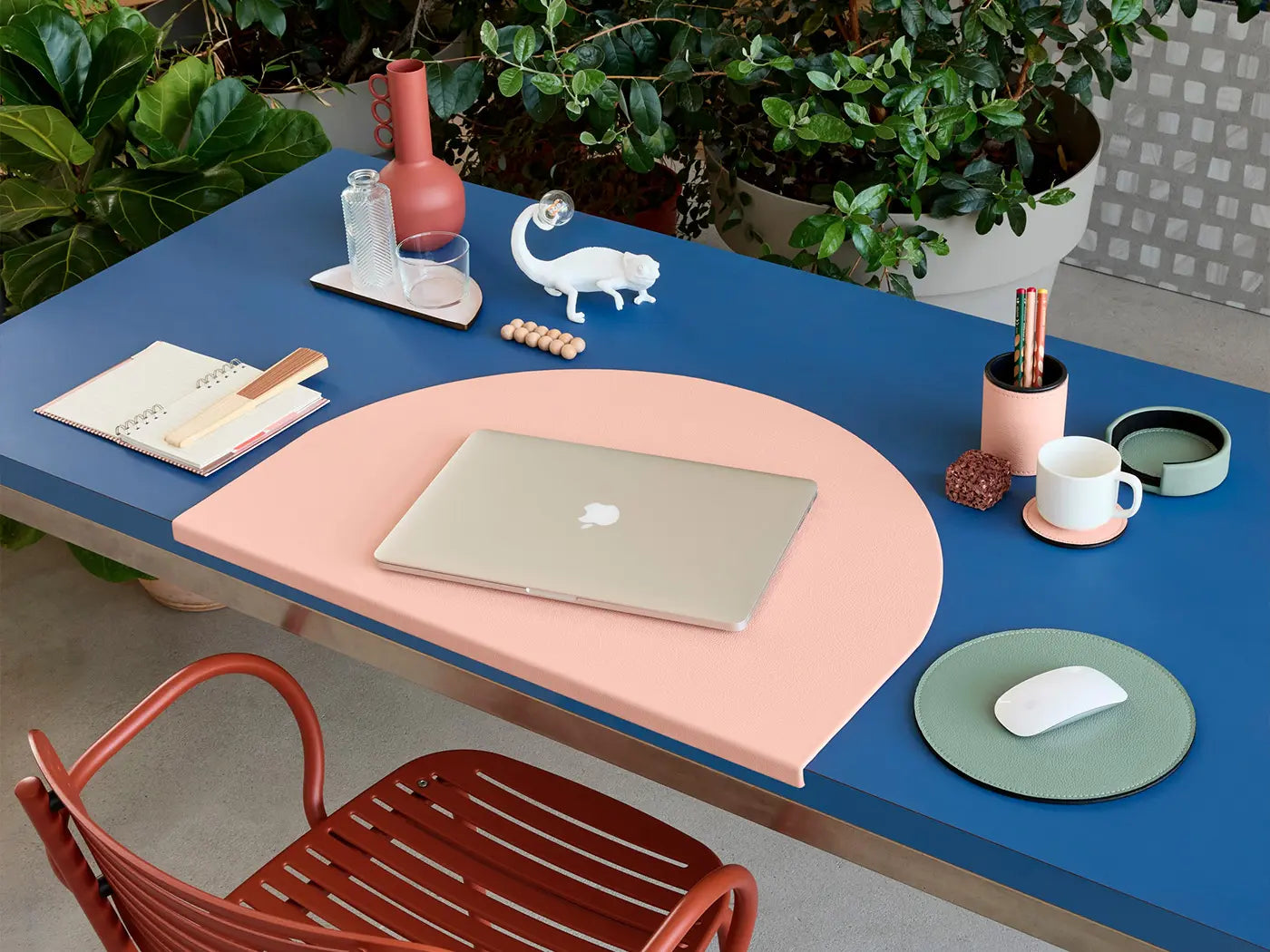 Dalla pelle intrecciata ai colori di tendenza: come scegliere texture e nuance per la tua scrivania