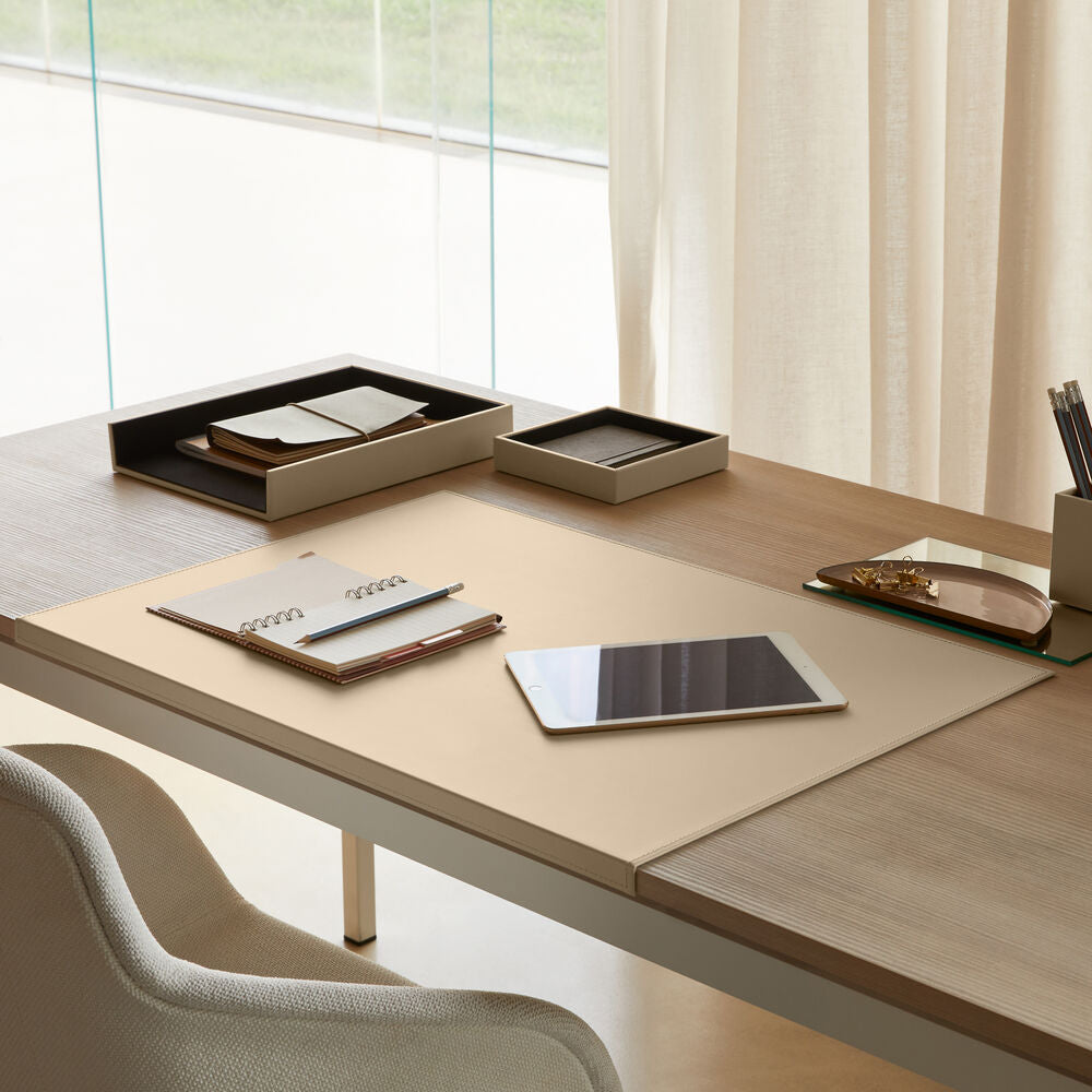 Sottomano Scrivania Calliope di Eglooh - Cuoio Beige - Vista Tre Quarti