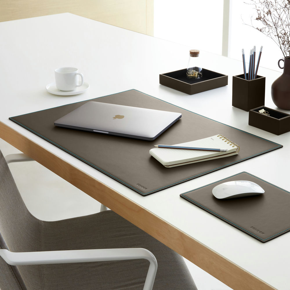 Sottomano Scrivania Mercurio Deluxe di Eglooh - Cuoio Grigio Talpa e Cuciture Azzurre - Vista Tre Quarti