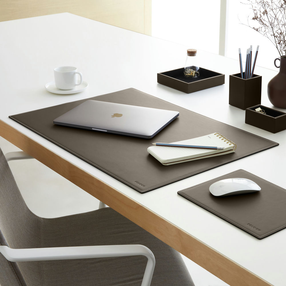 Sottomano Scrivania Mercurio Deluxe di Eglooh - Cuoio Grigio Talpa e Cuciture Bianche - Vista Tre Quarti