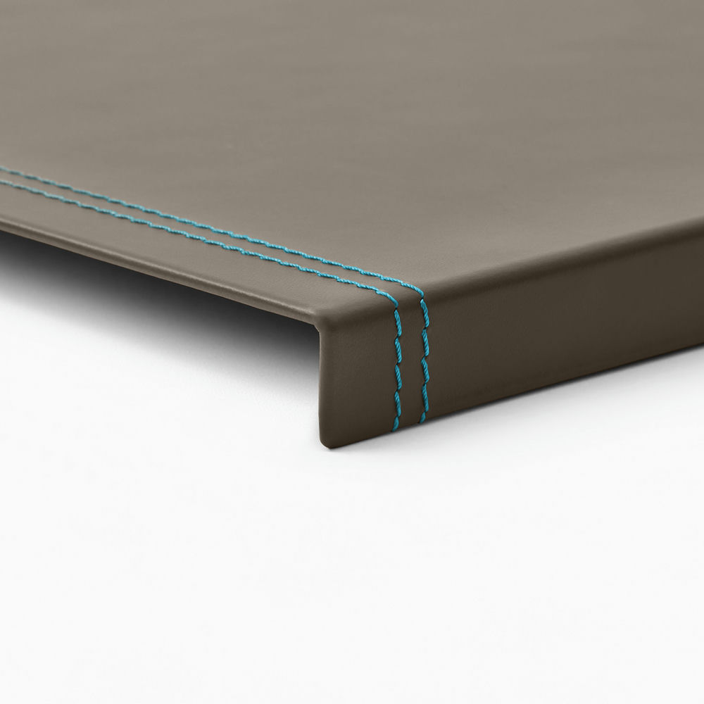 Sottomano Scrivania Urania Deluxe di Eglooh - Cuoio Grigio Talpa e Cuciture Azzurre - Dettaglio Cucitura