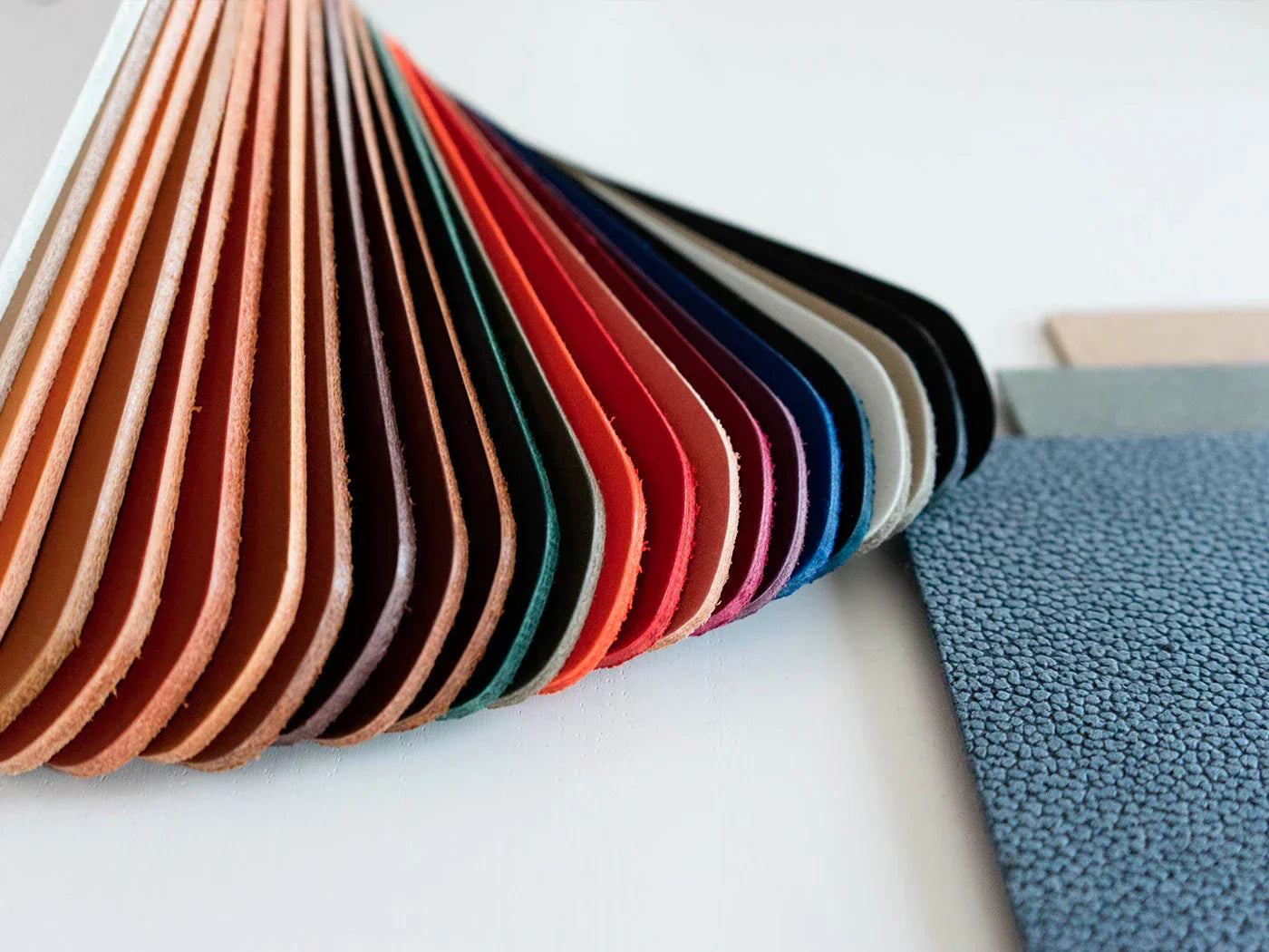 Materiali che raccontano: pelle, cuoio rigenerato e texture naturali al servizio del lavoro
