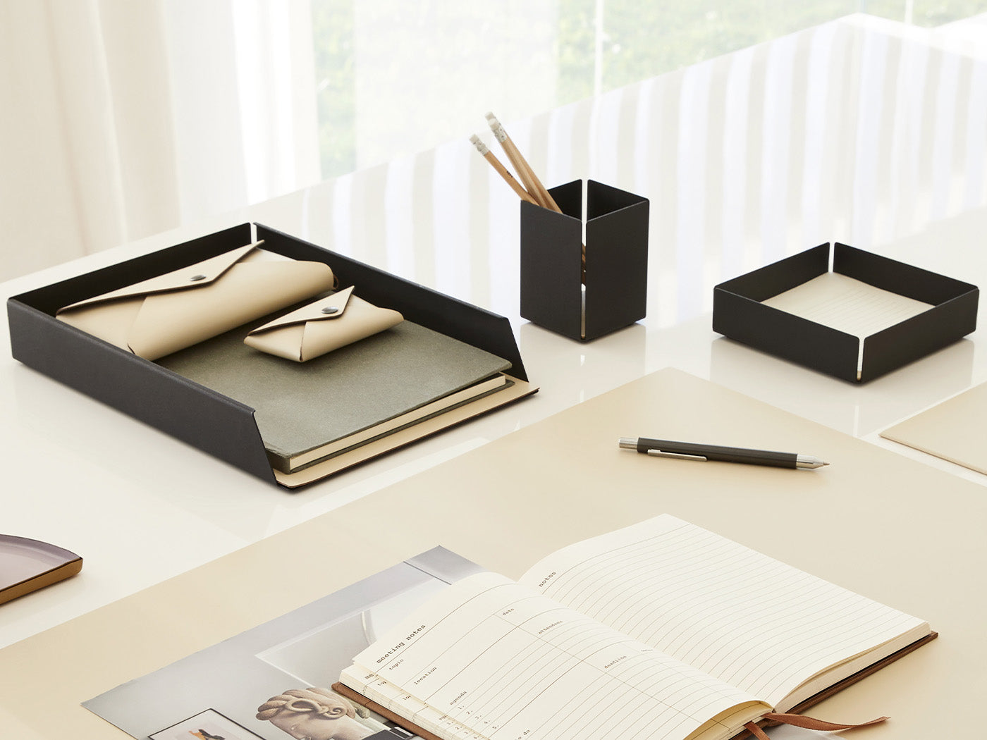 Uno stile organizzato: fai ordine sulla scrivania con accessori di design!