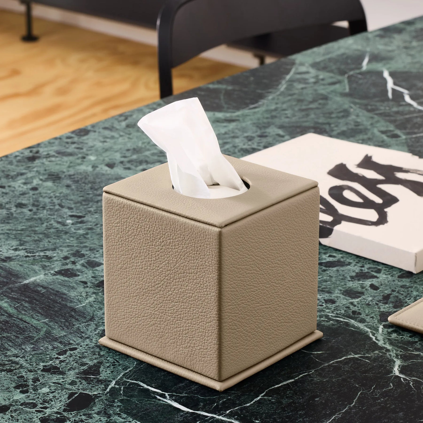 Quadratische Taschentuchbox Maia