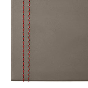 Sottomano Scrivania Clio Deluxe di Eglooh - Cuoio Grigio Talpa e Cuciture Rosse - Dettaglio Cucitura