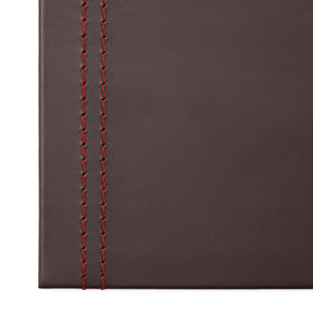 Sottomano Scrivania Clio Deluxe di Eglooh - Cuoio Marrone Scuro e Cuciture Rosse - Dettaglio Cucitura