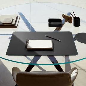 Sottomano Scrivania Hermes Deluxe di Eglooh - Cuoio Nero e Cuciture Azzurre - Vista Frontale