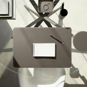 Sottomano Scrivania Hermes Deluxe di Eglooh - Cuoio Grigio Talpa e Cuciture Bianche - Vista Dall'Alto