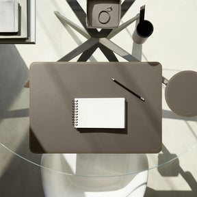 Sottomano Scrivania Hermes Deluxe di Eglooh - Cuoio Grigio Talpa e Cuciture Gialle - Vista Dall'Alto