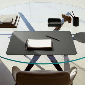 Sottomano Scrivania Hermes Deluxe di Eglooh - Cuoio Grigio Antracite e Cuciture Azzurre - Vista Frontale