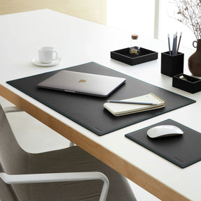 Sottomano Scrivania Mercurio Deluxe di Eglooh - Cuoio Nero e Cuciture Azzurre - Vista Tre Quarti
