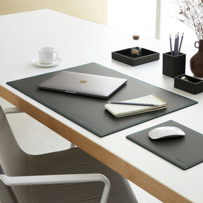 Sottomano Scrivania Mercurio Deluxe di Eglooh - Cuoio Grigio Antracite e Cuciture Azzurre - Vista Tre Quarti