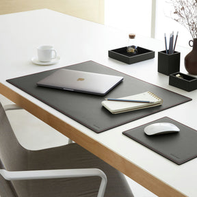 Sottomano Scrivania Mercurio Deluxe di Eglooh - Cuoio Grigio Antracite e Cuciture Rosse - Vista Tre Quarti