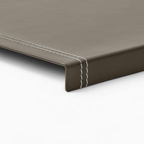 Sottomano Scrivania Urania Deluxe di Eglooh - Cuoio Grigio Talpa e Cuciture Bianche - Dettaglio Cucitura