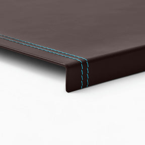 Sottomano Scrivania Urania Deluxe di Eglooh - Cuoio Marrone Scuro e Cuciture Azzurre - Dettaglio Cucitura