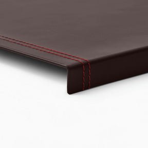 Sottomano Scrivania Urania Deluxe di Eglooh - Cuoio Marrone Scuro e Cuciture Rosse - Dettaglio Cucitura
