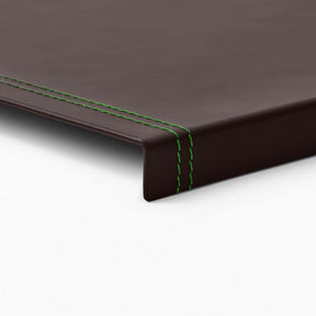 Sottomano Scrivania Urania Deluxe di Eglooh - Cuoio Marrone Scuro e Cuciture Verdi - Dettaglio Cucitura