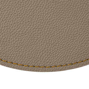 Tappetino Mouse Rotondo in Pelle Apollo Deluxe di Eglooh - Vera Pelle Grigio Talpa e Cuciture Gialle - Dettaglio Cucitura