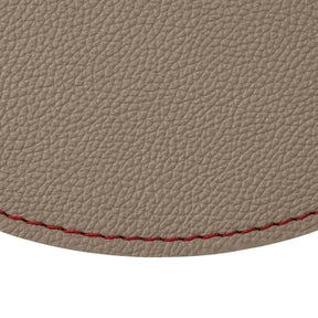 Tappetino Mouse Rotondo in Pelle Apollo Deluxe di Eglooh - Vera Pelle Grigio Talpa e Cuciture Rosse - Dettaglio Cucitura