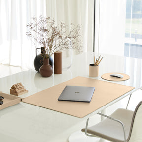 Tappetino Mouse Rotondo in Pelle Apollo di Eglooh - Vera Pelle Beige - Vista Tre Quarti