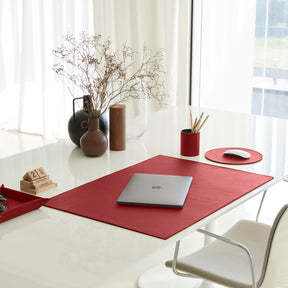 Tappetino Mouse Rotondo in Pelle Apollo di Eglooh - Vera Pelle Rosso Ferrari - Vista Tre Quarti