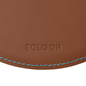 Tappetino Mouse Rotondo Atlante Deluxe di Eglooh - Cuoio Marrone Naturale e Cuciture Azzurre - Dettaglio Cucitura
