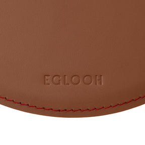 Tappetino Mouse Rotondo Atlante Deluxe di Eglooh - Cuoio Marrone Naturale e Cuciture Rosse - Dettaglio Cucitura