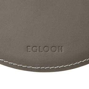 Tappetino Mouse Rotondo Atlante Deluxe di Eglooh - Cuoio Grigio Talpa e Cuciture Bianche - Dettaglio Cucitura