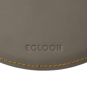 Tappetino Mouse Rotondo Atlante Deluxe di Eglooh - Cuoio Grigio Talpa e Cuciture Gialle - Dettaglio Cucitura