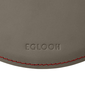 Tappetino Mouse Rotondo Atlante Deluxe di Eglooh - Cuoio Grigio Talpa e Cuciture Rosse - Dettaglio Cucitura