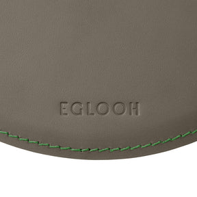 Tappetino Mouse Rotondo Atlante Deluxe di Eglooh - Cuoio Grigio Talpa e Cuciture Verdi - Dettaglio Cucitura