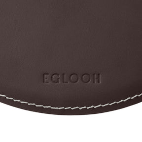 Tappetino Mouse Rotondo Atlante Deluxe di Eglooh - Cuoio Marrone Scuro e Cuciture Bianche - Dettaglio Cucitura