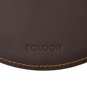 Tappetino Mouse Rotondo Atlante Deluxe di Eglooh - Cuoio Marrone Scuro e Cuciture Gialle - Dettaglio Cucitura