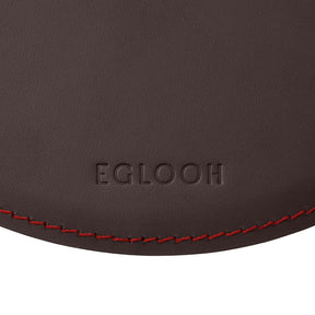 Tappetino Mouse Rotondo Atlante Deluxe di Eglooh - Cuoio Marrone Scuro e Cuciture Rosse - Dettaglio Cucitura