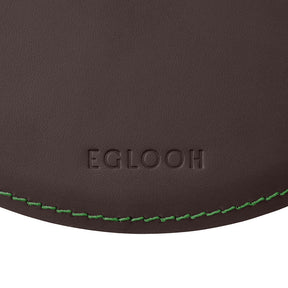 Tappetino Mouse Rotondo Atlante Deluxe di Eglooh - Cuoio Marrone Scuro e Cuciture Verdi - Dettaglio Cucitura