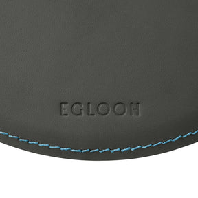 Tappetino Mouse Rotondo Atlante Deluxe di Eglooh - Cuoio Grigio Antracite e Cuciture Azzurre - Dettaglio Cucitura