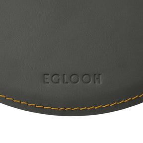 Tappetino Mouse Rotondo Atlante Deluxe di Eglooh - Cuoio Grigio Antracite e Cuciture Gialle - Dettaglio Cucitura