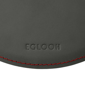 Tappetino Mouse Rotondo Atlante Deluxe di Eglooh - Cuoio Grigio Antracite e Cuciture Rosse - Dettaglio Cucitura