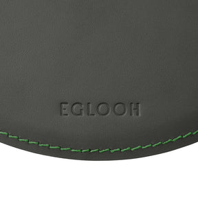 Tappetino Mouse Rotondo Atlante Deluxe di Eglooh - Cuoio Grigio Antracite e Cuciture Verdi - Dettaglio Cucitura