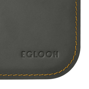 Tappetino Mouse Hermes Deluxe di Eglooh - Cuoio Grigio Antracite e Cuciture Gialle - Dettaglio Cucitura