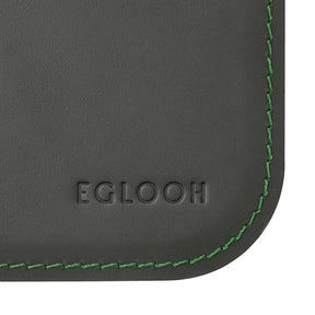 Tappetino Mouse Hermes Deluxe di Eglooh - Cuoio Grigio Antracite e Cuciture Verdi - Dettaglio Cucitura