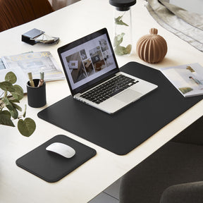 Tappetino Mouse Hermes di Eglooh - Cuoio Nero - Vista Tre Quarti