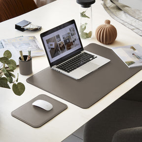 Tappetino Mouse Hermes di Eglooh - Cuoio Grigio Talpa - Vista Tre Quarti