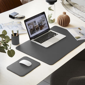 Tappetino Mouse Hermes di Eglooh - Cuoio Grigio Antracite - Vista Tre Quarti