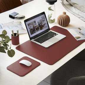 Tappetino Mouse Hermes di Eglooh - Cuoio Rosso Bordeaux - Vista Tre Quarti