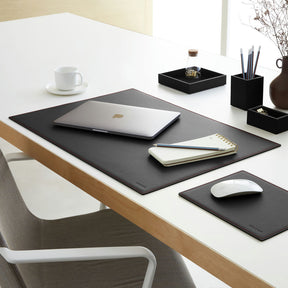 Tappetino Mouse Mercurio Deluxe di Eglooh - Cuoio Nero e Cuciture Rosse - Vista Tre Quarti