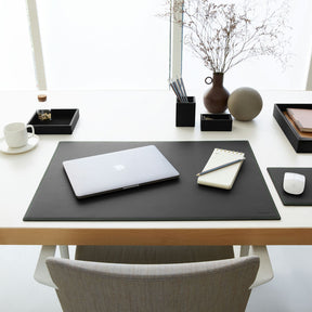 Tappetino Mouse Mercurio Deluxe di Eglooh - Cuoio Nero e Cuciture Verdi - Vista Frontale