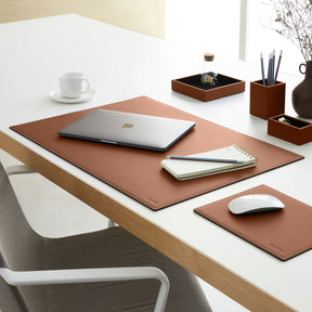Tappetino Mouse Mercurio Deluxe di Eglooh - Cuoio Marrone Naturale e Cuciture Bianche - Vista Tre Quarti