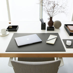 Tappetino Mouse Mercurio Deluxe di Eglooh - Cuoio Grigio Antracite e Cuciture Bianche - Vista Frontale