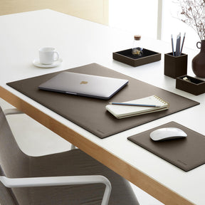 Tappetino Mouse Mercurio di Eglooh - Cuoio Grigio Talpa - Vista Tre Quarti